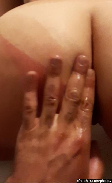 She takes fingers in the ass n°25